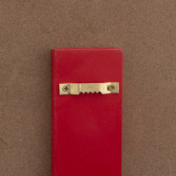 Pancarte en bois rouge enneigé avec bonnet de Père Noël H 90 cm